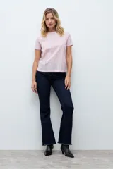 Remera de manga corta con frente confeccionado en tela broderie blanca con diseño calado y espalda de algodón liso.
