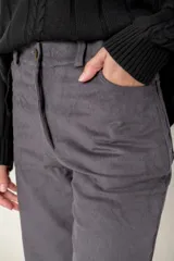 Pantalon de pana en color gris oscuro, de corte recto y tiro medio. Cuenta con bolsillos traseros y etiqueta decorativa de la marca.