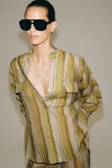 Camisa de manga larga ZW Collection confeccionada en hilatura con mezcla de lyocell, con diseño de rayas verticales en tonos verde, tostado y blanco. Presenta cuello redondo con escote en V, bolsillos con solapa en el delantero y cierre frontal con botones.