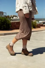 Bota marrón de cuero con plataforma y cierre frontal con cremallera.