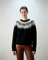 Buzo de tejido de punto con diseño de canesú estampado en tonos negro, gris y blanco. Presenta cuello redondo, mangas largas y puños acanalados.