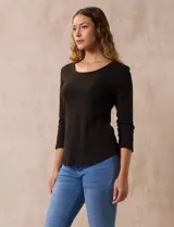 Remera de algodón negra, de corte clásico, con mangas tres cuartos y cuello redondo.