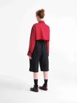 Bermuda de tela deportiva fina, color negro, con pretina elástica, parche bordado y detalles de encaje en los laterales.