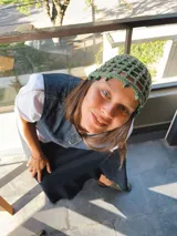 Gorro tipo casquete rojo de crochet con diseño calado.