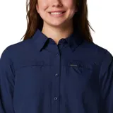 Camisa de manga larga Columbia modelo Silver Ridge 3.0, color azul marino. Presenta cuello clásico, cierre frontal con botones, bolsillos en el pecho y mangas enrollables con lengüetas de ajuste.