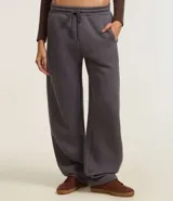 Pantalón de jogging marrón de algodón con forro de polar, corte amplio tipo barrel, cintura elástica con cordón de ajuste y bolsillos laterales.