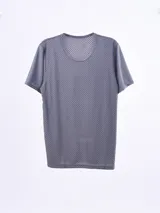 Remera deportiva de manga corta en color gris oscuro con textura de microcuadros. Presenta un cuello redondo y un corte recto, ideal para actividades físicas.