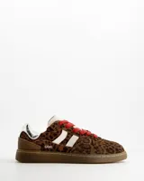 Championes Coolway modelo Goal Dark Leo con estampado animal print de leopardo, franjas laterales blancas, cordones rojos y detalles en tono plateado y marrón.