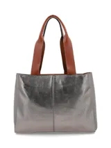 Cartera shopper de cuero graneado metalizado en color plateado, con asas y detalle de borla colgante en color tostado. Cuenta con dos compartimentos con cierre y uno con broche magnético.