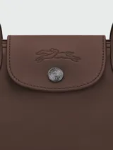 Cartera de hombro pequeña Longchamp Le Pliage Xtra, de diseño estructurado en color marrón oscuro, con asas de hombro y cierre superior.