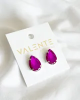 Aros Valente con forma de gota y engarce plateado, con cristal color fucsia.