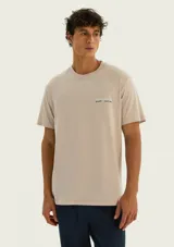 Remera de corte regular y manga corta en color naranja, con pequeño estampado tipográfico y gráfico de ancla en el pecho.