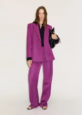 Pantalón sastre color fucsia de tiro bajo, con diseño recto, bolsillos laterales, bolsillos de ribete posteriores y detalle de pinzas.