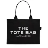 Bolso tote de lona color negro con cierre superior de cremallera. Presenta el logo de la marca estampado en blanco en el frente y doble asa superior para llevar al hombro o en la mano.