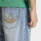 Pantalón vaquero de corte holgado y estilo urbano, confeccionado en tejido de algodón resistente con acabado lavado. Presenta cintura fija con cierre de cremallera y diseño de pernera ancha.