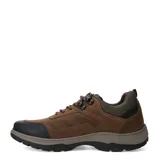 Zapato de estilo outdoor Freeway modelo Terra, confeccionado en cuero nobuk marrón con puntera reforzada en color negro. Presenta detalles de perforaciones laterales, cuello acolchado en tejido técnico y suela de goma con relieve antideslizante.