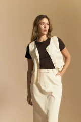 Falda midi negra de denim con costuras blancas contrastantes y tajo frontal.