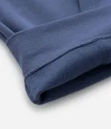 Buzo deportivo con capucha y cordón ajustable, manga larga y bolsillo tipo canguro. Confeccionado en tejido de algodón con felpa interior.