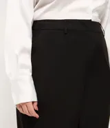 Pantalón de sastrería negro de corte recto y tiro alto, con bolsillos laterales tipo faca y cintura estructurada con pasadores. Confeccionado en mezcla de poliéster, viscosa y elastano.