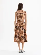 Vestido midi sin mangas con estampado de dragones en tonos marrones. Presenta cierre frontal con botones, falda amplia con gajos, recortes estilo jeanero, canesú y bolsillos laterales.