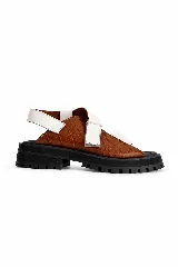 Sandalias negras de cuero con diseño combinado de textura símil cocodrilo y gamuza, suela flatform y tira con ajuste de velcro en el empeine.