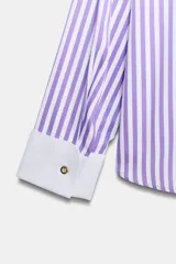 Camisa de manga larga con cuello solapa y puños en contraste color blanco. Presenta un diseño de rayas verticales en color lila y blanco, con cierre frontal de botones.
