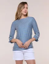 Remera de agua de silueta estilizada confeccionada en tejido técnico elastizado con protección solar UPF 50, con escote barco amplio y mangas 3/4 terminadas con puño en rayas verticales a contraste con pequeña abertura. Presenta aberturas laterales en el bajo decoradas con botones dorados grabados y ruedo recto de calce cómodo.