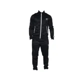 Conjunto deportivo Umbro de campera y pantalón en color negro con detalles y líneas blancas a los costados, cierre frontal y bolsillos.