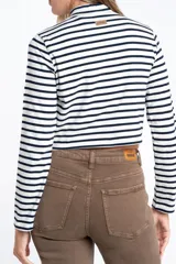 Polera de manga larga, corte ajustado al cuerpo, con cuello alto. Presenta un estampado de rayas horizontales en tonos marrón camel y azul marino.
