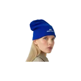 Gorro beanie de punto trenzado color azul, con el logo y nombre de la marca bordados en color blanco en el frente.
