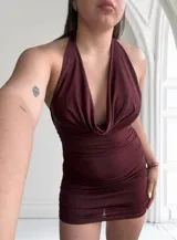 Minivestido de fiesta color bordó con brillos, escote halter con drapeado y espalda descubierta.