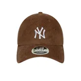 Gorra New Era marrón de pana con el logo de los New York Yankees bordado en blanco.