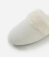 Pantufla abierta de mujer con textura acanalada y detalle de borde en peluche sintético. Cuenta con suela de goma termoplástica.