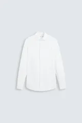 Camisa slim fit blanca de manga larga con cuello italiano abierto y cierre frontal de botonadura.