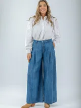 Pantalón wide leg de jean italiano, color celeste, con bolsillos laterales.