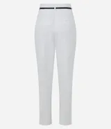 Pantalón carrot negro de sastrería, con bolsillos, pliegues y cinturón fino de cuero sintético.