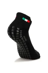 Medias soquete deportivas de color blanco marca Lotto, con suela antideslizante de goma negra, detalle de la bandera italiana en el tobillo y logo impreso en el empeine y lateral.