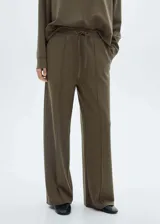 Pantalon de corte recto y estilo jogger, color verde militar, con cintura elástica, lazo ajustable y costuras decorativas frontales.