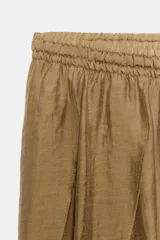 Falda midi de tiro medio color tostado, con cintura elástica ajustable con cordón y diseño asimétrico de volantes superpuestos.