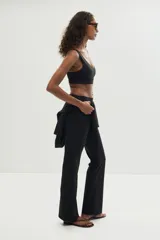 Leggings de deporte negros de tiro alto y piernas acampanadas, confeccionados con tejido funcional SculptMove y tecnología DryMove.