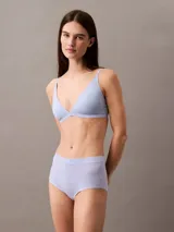 Bombacha hípster de talle medio color celeste, confeccionada en mezcla de algodón y elastano. Cuenta con ribetes elásticos planos y logo de Calvin Klein en el lateral.