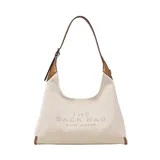 Bolso tipo hobo de Marc Jacobs, modelo The Belted Sack, confeccionado en lona color beige con detalles en cuero marrón. Presenta el logo de la marca grabado en el frente y una forma relajada con cierre ajustable.