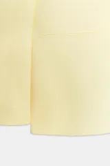 Blazer ZARA Woman Collection de corte recto, color amarillo claro, con cuello redondo, manga larga, bolsillos de ojal delanteros y cierre frontal con un botón.