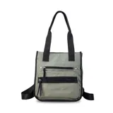 Mochila y cartera híbrida confeccionada en nylon de color beige con detalles y correas en negro. Posee dos asas superiores para llevar al hombro y correas traseras ajustables para usar como mochila. Presenta dos bolsillos frontales con cierre de cremallera y tiradores largos.