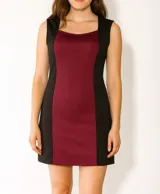 Vestido corto color bordó con paneles laterales negros, escote cuadrado y sin mangas.