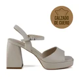 Sandalias de cuero color gris claro, con plataforma y taco cuadrado.