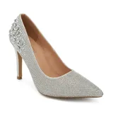 Zapato stiletto de tacón alto con punta fina, completamente cubierto de cristales brillantes. Presenta un diseño elegante con refuerzo de cristales de mayor tamaño en la parte posterior del talón.