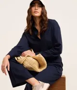 Pantalón recto de piqué azul marino, de tiro alto con cintura elástica y cordón ajustable.