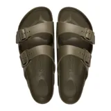 Sandalia Birkenstock modelo Arizona, confeccionada en material EVA de una sola pieza, color verde oliva. Presenta dos correas ajustables con hebillas del mismo tono y plantilla anatómica.