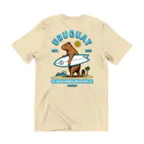 Remera de algodón color beige con estampado gráfico en la espalda que presenta un carpincho surfista, el sol, una palmera y la leyenda 'Uruguay' y 'Los de afuera son de palo'.
